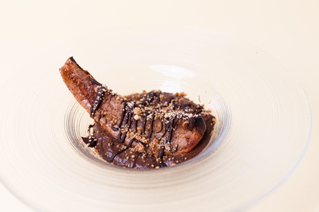 Peretta glassata al cioccolato e crumble di mandorle e arancia