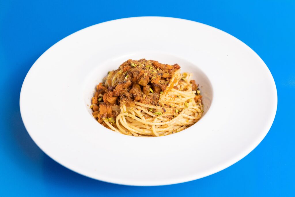 Spaghetti di grano duro senatore cappelli con aglio nero, zucca ripassata e crumble al pistacchio