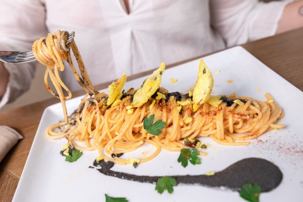 spaghetti senatore con crema di aglio nero e veggie chips nuovo menù ora
